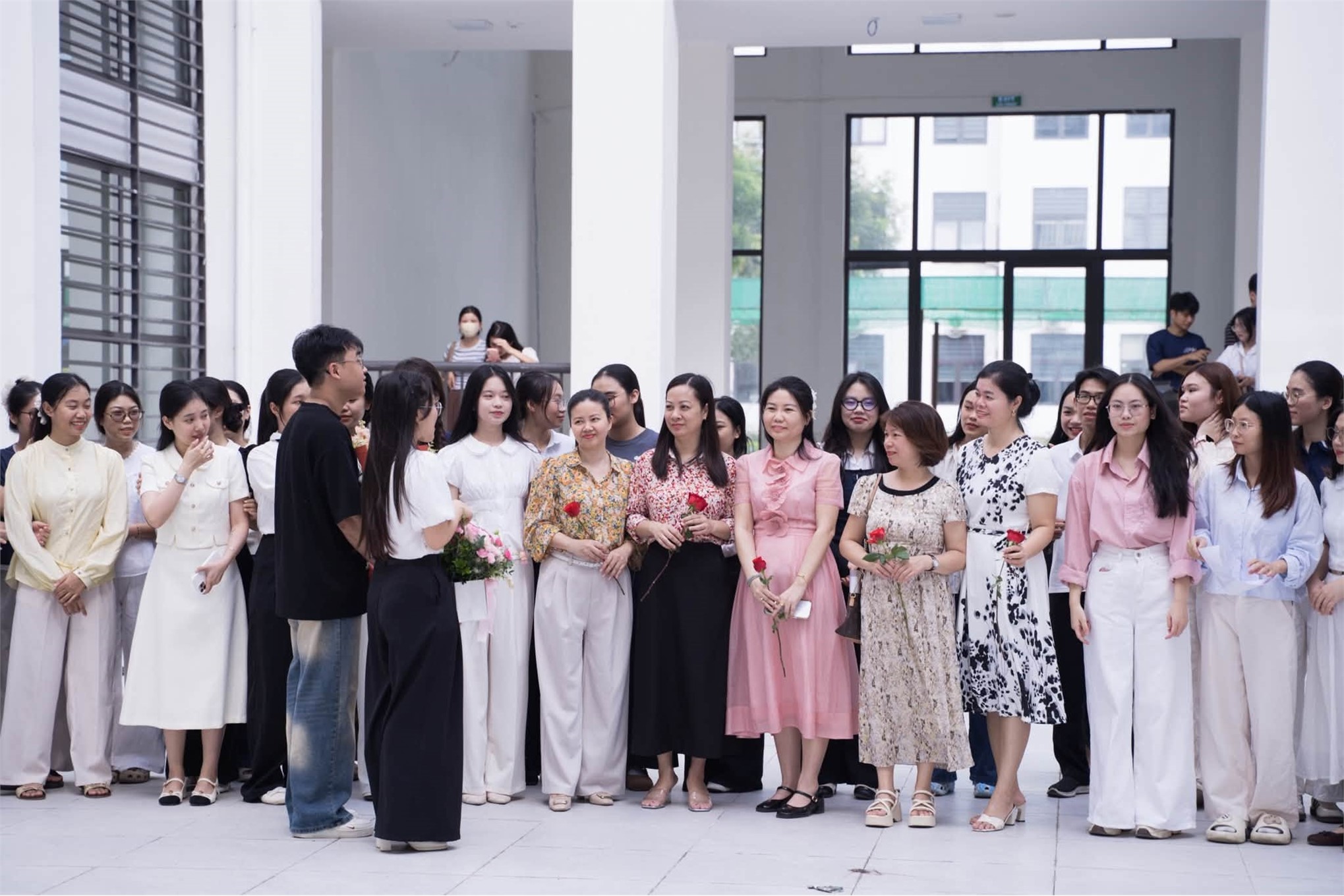 Câu lạc bộ truyền thông Trường Đại học Hoa Lư trao tặng những món quà tri ân nhân ngày Phụ nữ Việt Nam 20/10
