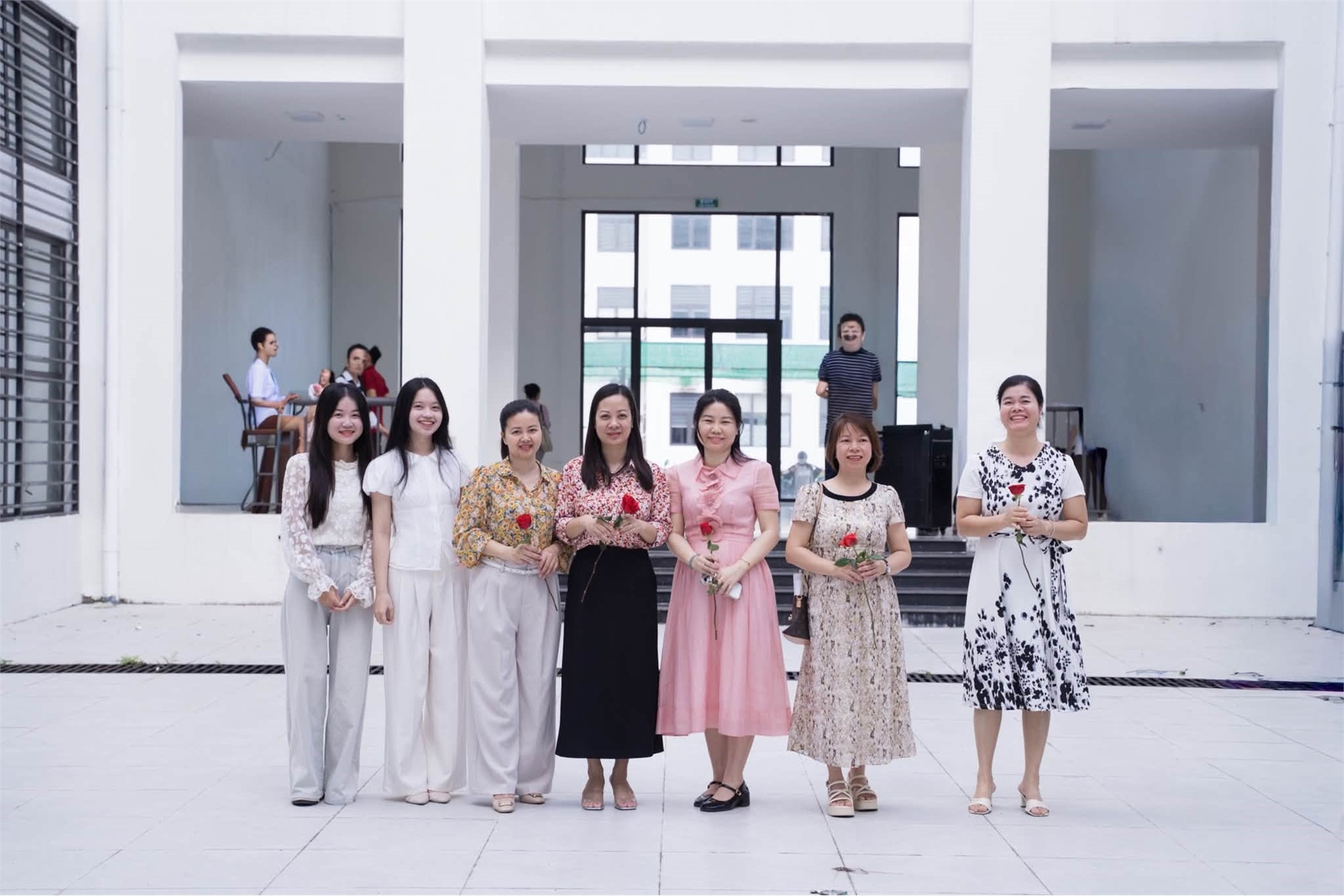 Câu lạc bộ truyền thông Trường Đại học Hoa Lư trao tặng những món quà tri ân nhân ngày Phụ nữ Việt Nam 20/10