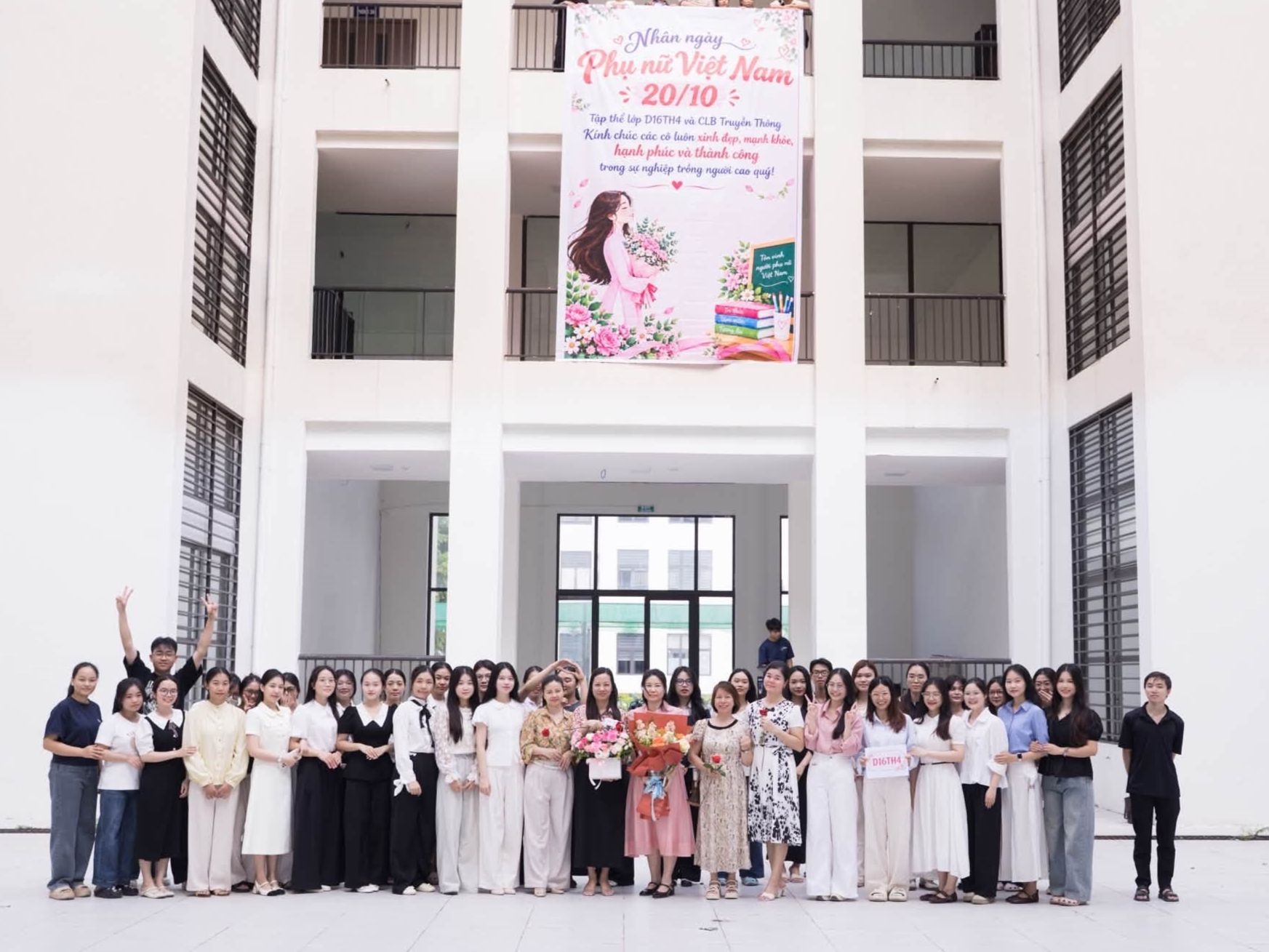 Câu lạc bộ truyền thông Trường Đại học Hoa Lư trao tặng những món quà tri ân nhân ngày Phụ nữ Việt Nam 20/10