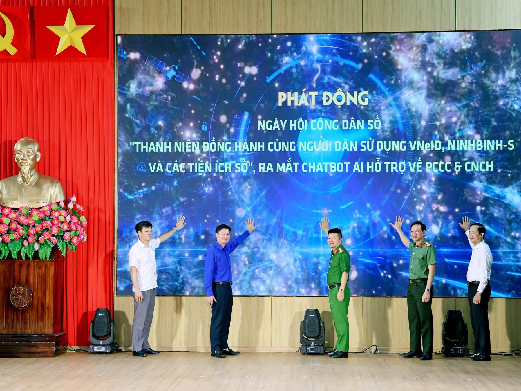 Sinh viên Trường Đại học Hoa Lư phát huy vai trò xung kích của tuổi trẻ trong công tác chuyển đổi số