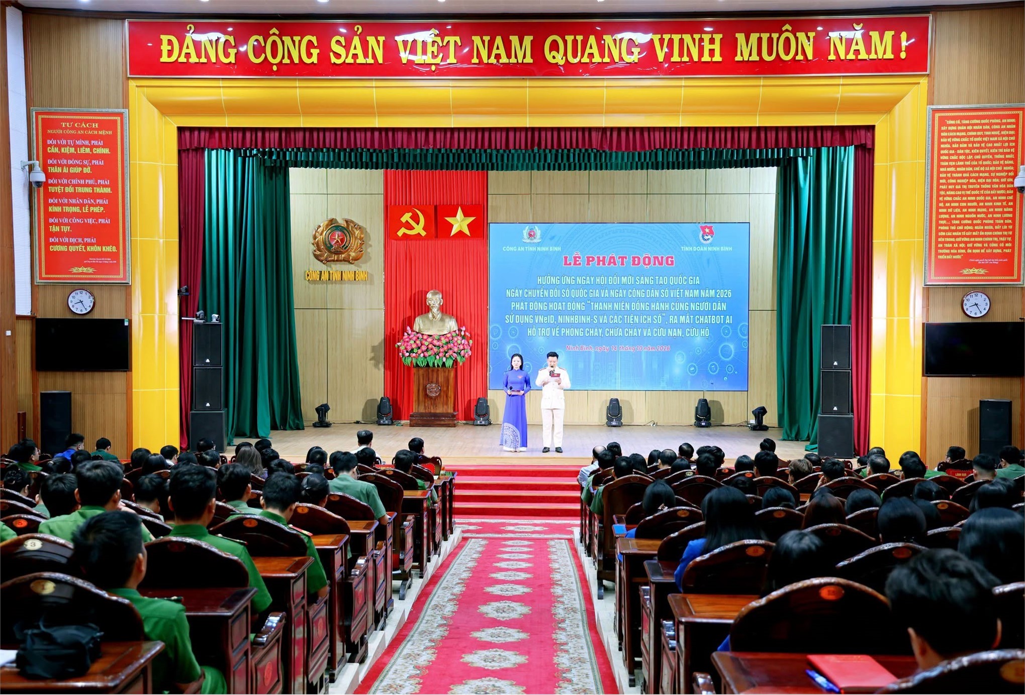 Sinh viên Trường Đại học Hoa Lư phát huy vai trò xung kích của tuổi trẻ trong công tác chuyển đổi số