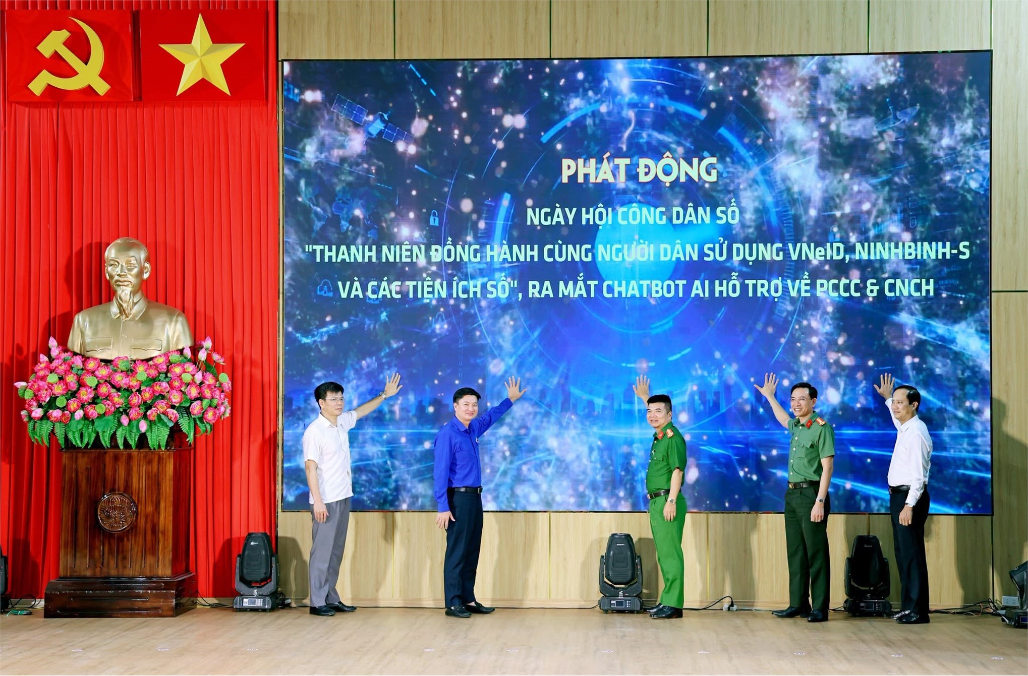 Sinh viên Trường Đại học Hoa Lư phát huy vai trò xung kích của tuổi trẻ trong công tác chuyển đổi số