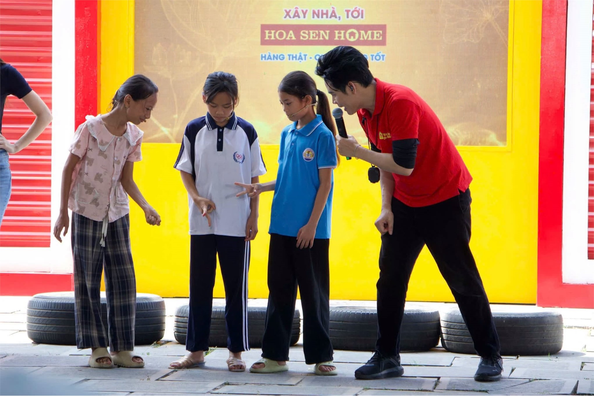 Sinh viên Trường Đại học Hoa Lư tích cực tham gia hỗ trợ tình nguyện tại chương trình “Mái ấm gia đình Việt” năm 2026