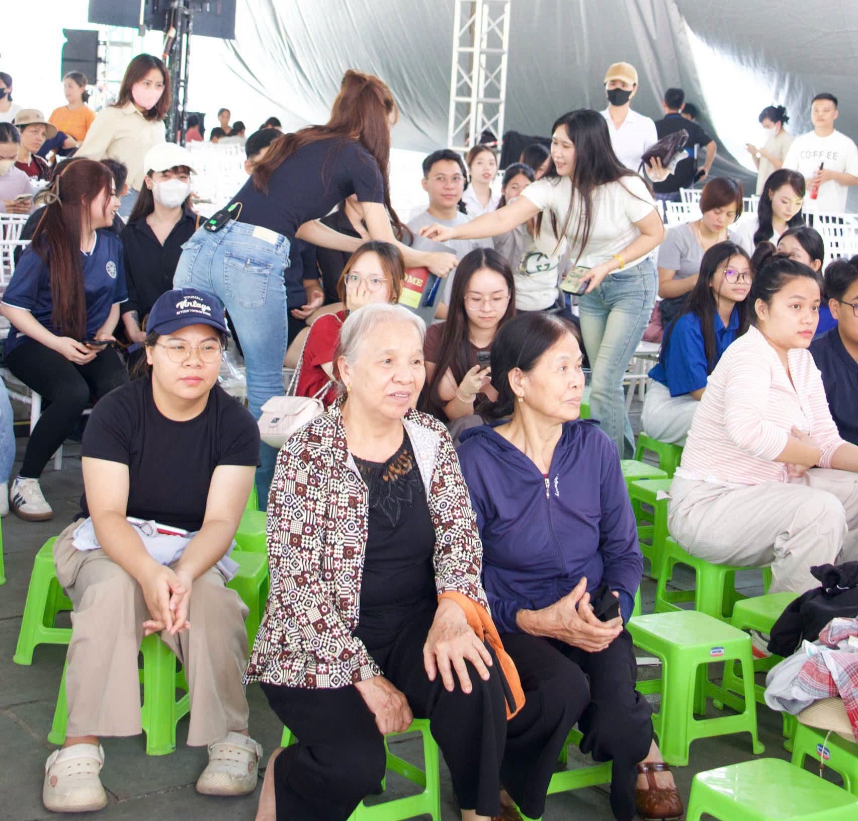 Sinh viên Trường Đại học Hoa Lư tích cực tham gia hỗ trợ tình nguyện tại chương trình “Mái ấm gia đình Việt” năm 2026