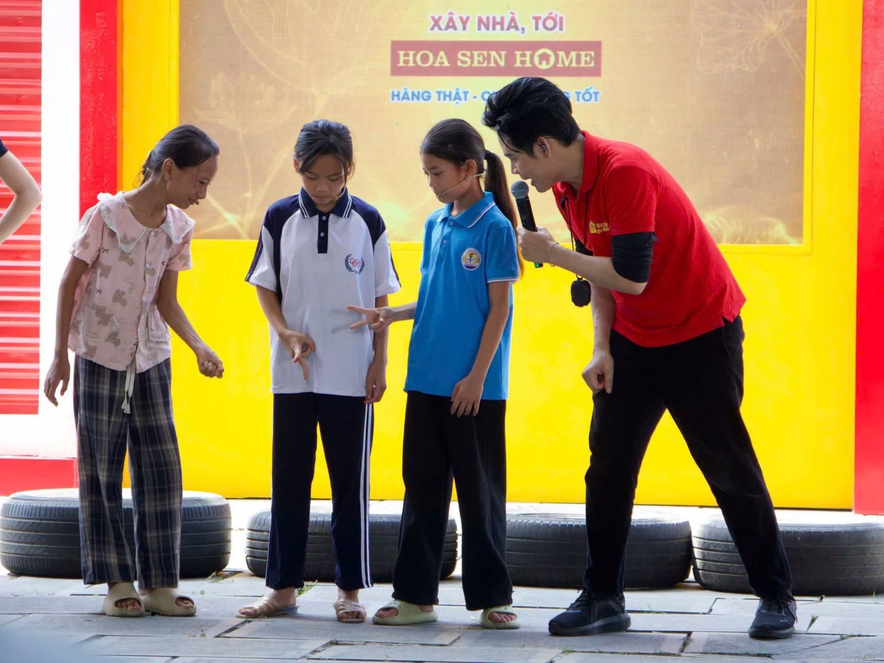 Sinh viên Trường Đại học Hoa Lư tích cực tham gia hỗ trợ tình nguyện tại chương trình “Mái ấm gia đình Việt” năm 2026