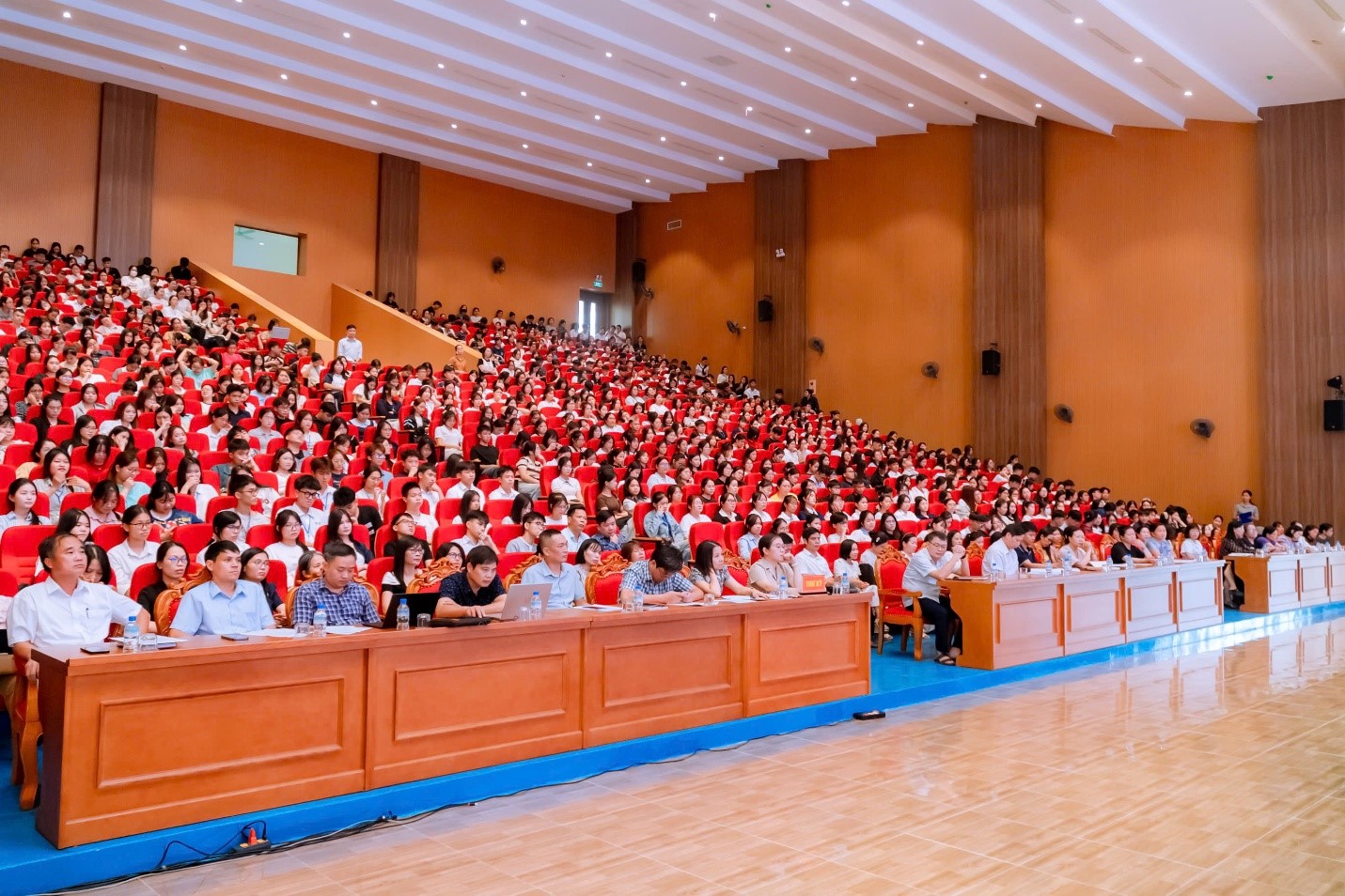 Trường Đại học Hoa Lư tổ chức hội nghị đối thoại giữa lãnh đạo Nhà trường với sinh viên năm học 2026-2027