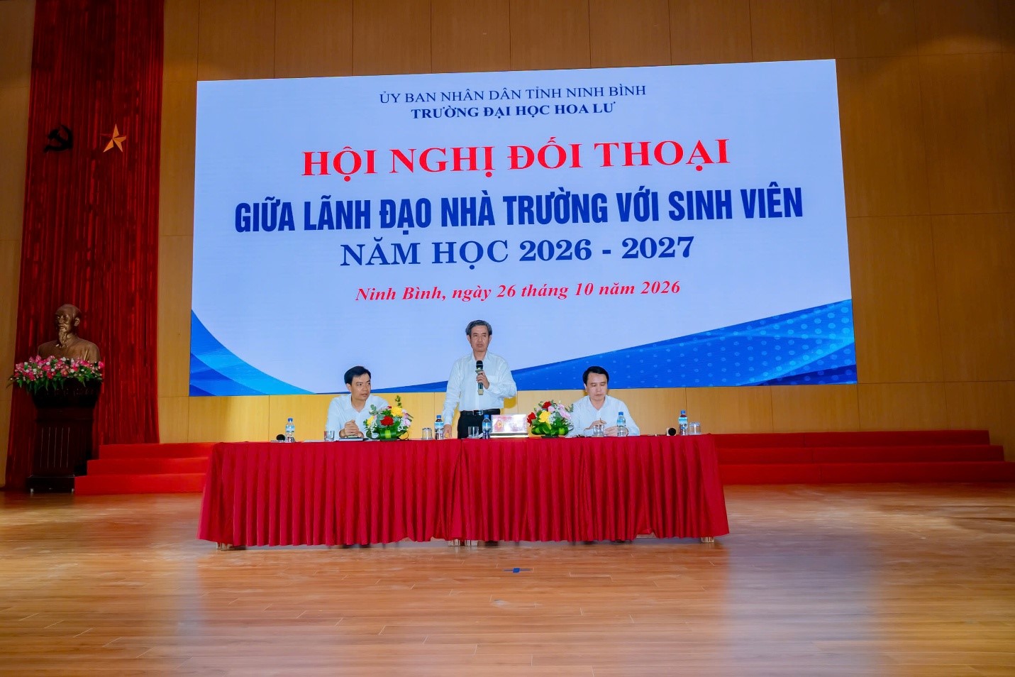 Trường Đại học Hoa Lư tổ chức hội nghị đối thoại giữa lãnh đạo Nhà trường với sinh viên năm học 2026-2027