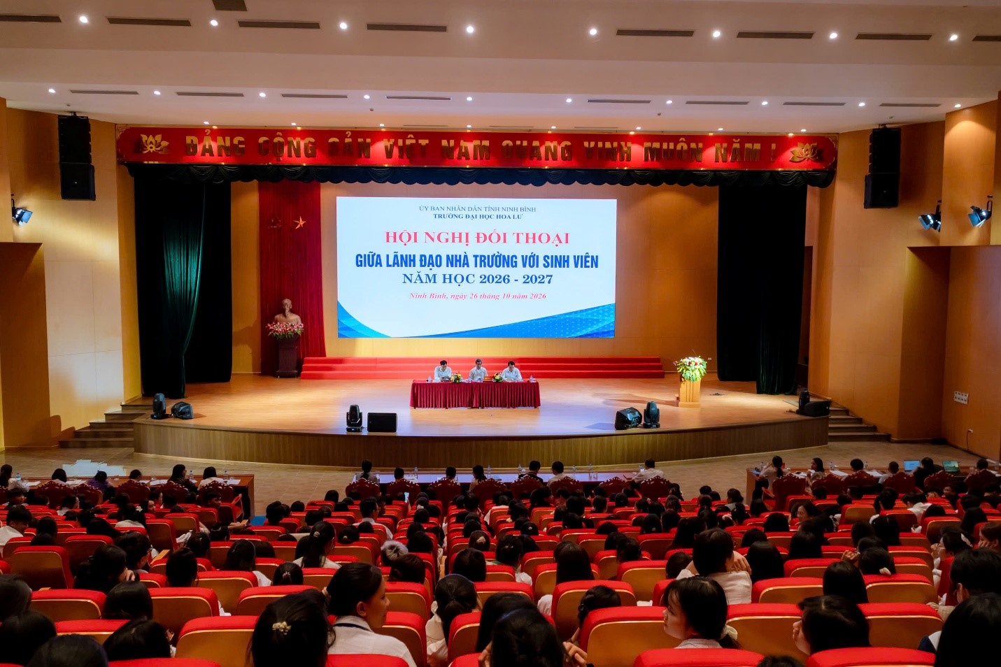 Trường Đại học Hoa Lư tổ chức hội nghị đối thoại giữa lãnh đạo Nhà trường với sinh viên năm học 2026-2027